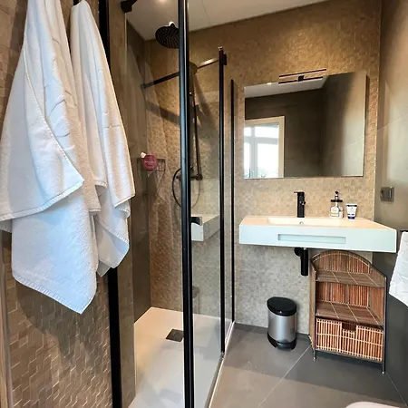 Acogedor Moderno Con Piscina En Nerja, Perfecto Escapada